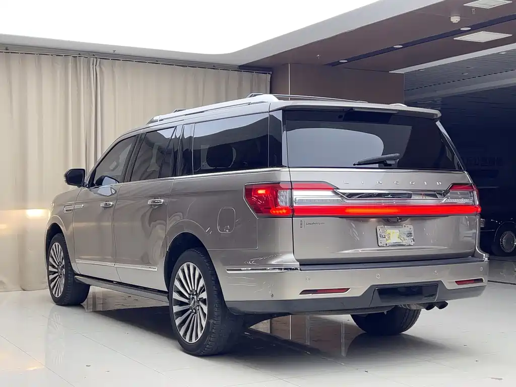 Lincoln Navigator 2018 — фото 16