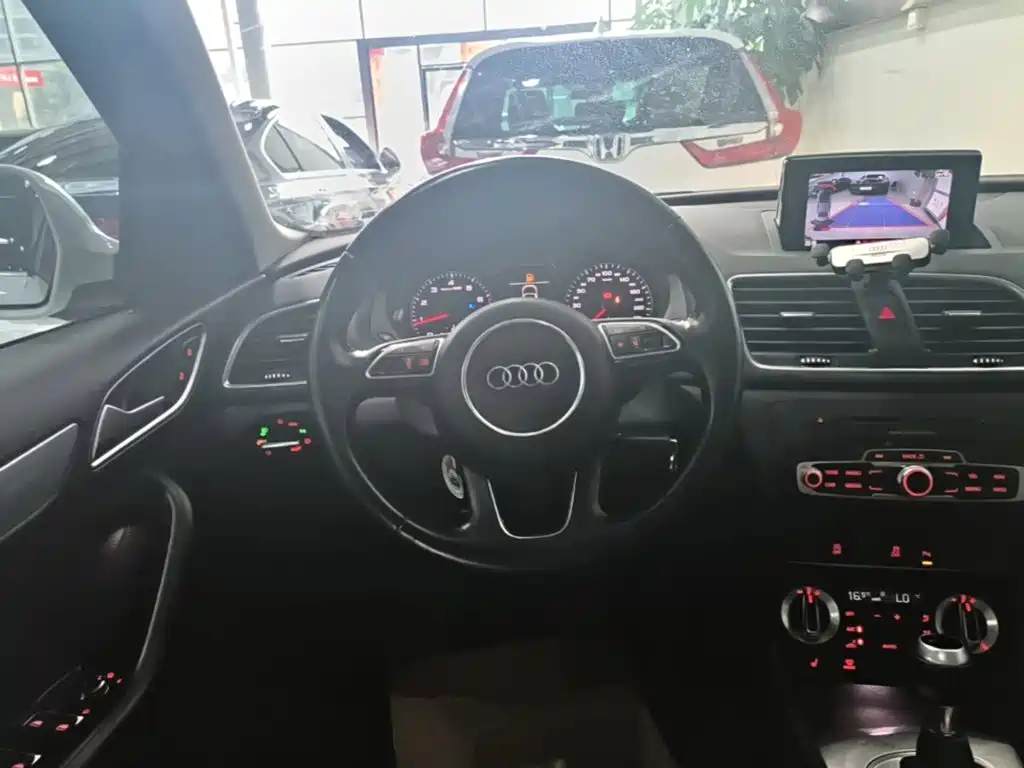 Audi Q3 2016 — фото 11