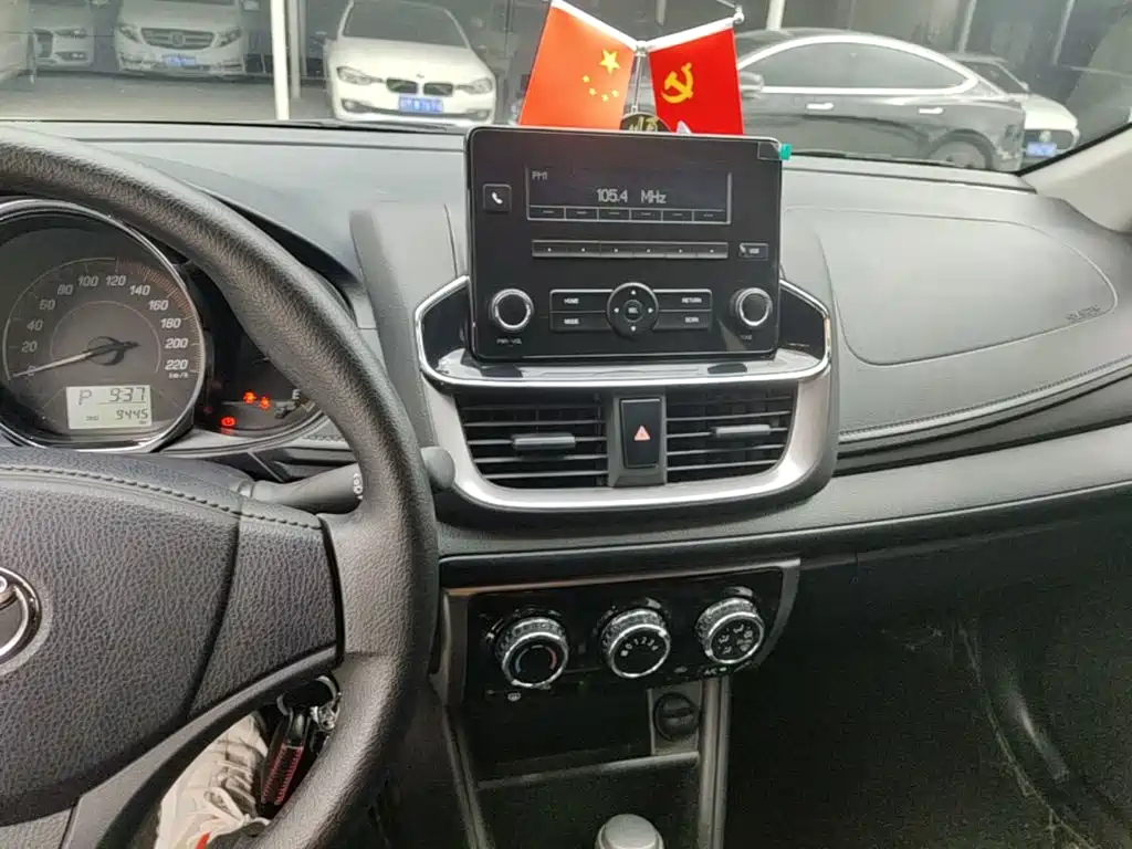 Toyota Yaris L 2021 — фото 13