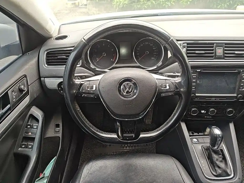Volkswagen Sagitar 2016