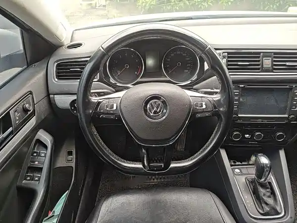 Volkswagen Sagitar 2016