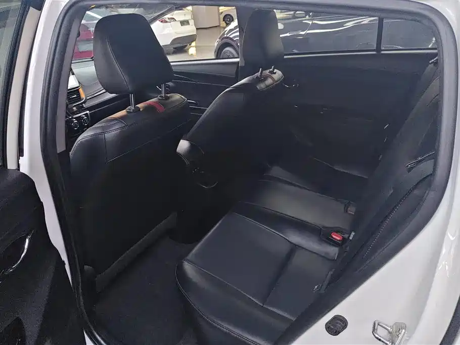Toyota Yaris L 2022 — фото 11