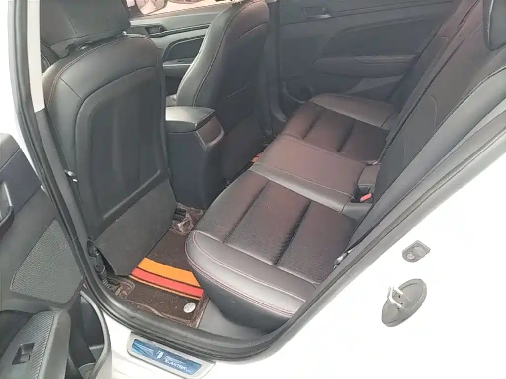 Hyundai Elantra 2017 — фото 17