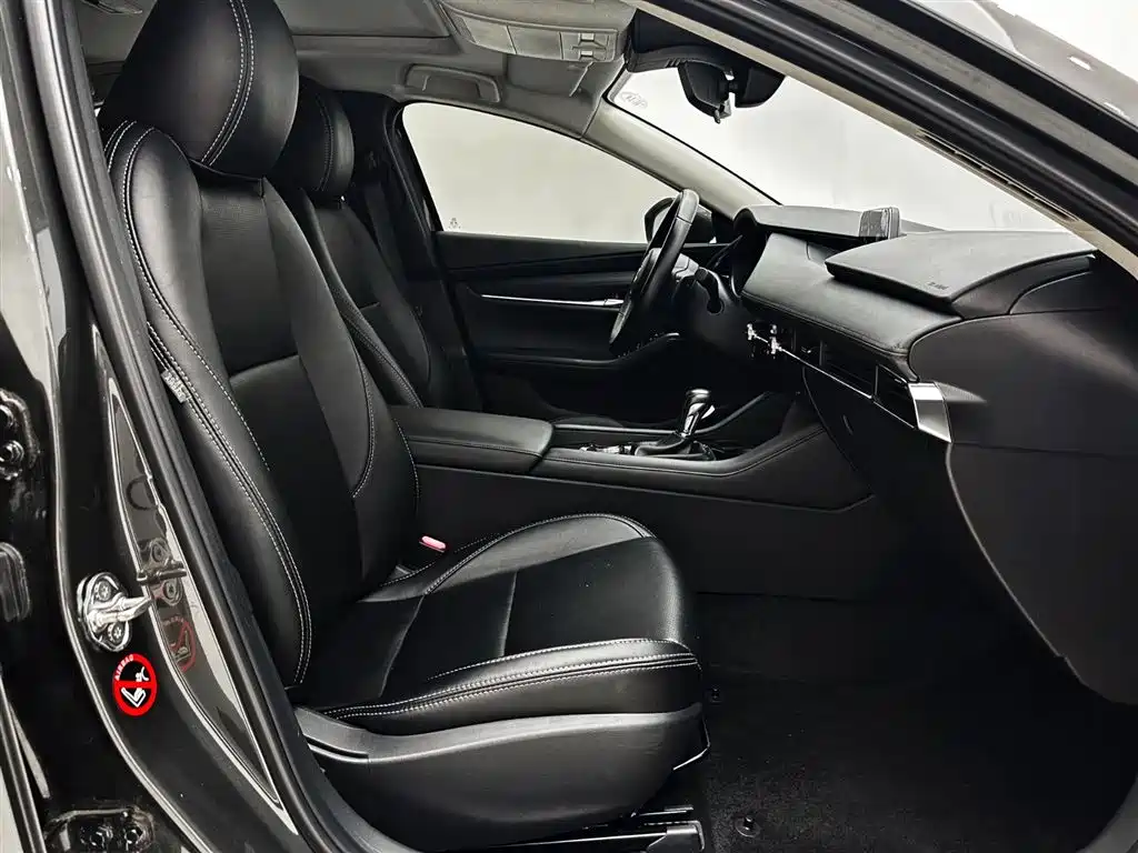 Mazda 3 Axela 2022 — фото 14
