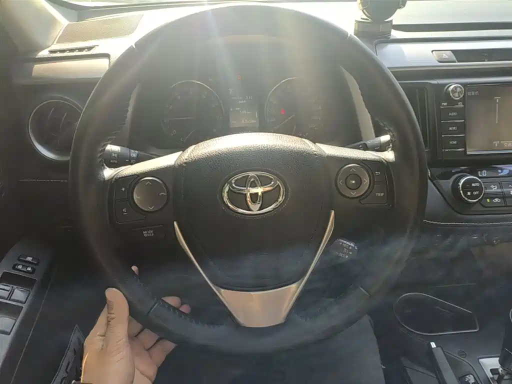Toyota RAV4 2019 — фото 11