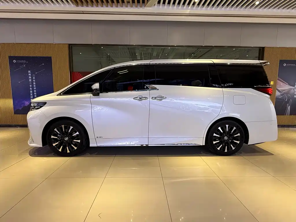 Toyota Alphard 2023 — фото 3