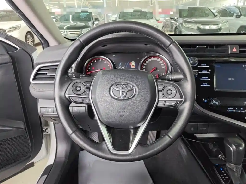 Toyota Camry 2018 — фото 11