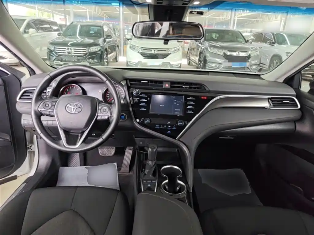 Toyota Camry 2018 — фото 10