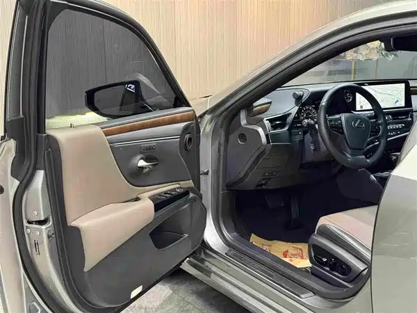 Lexus ES 2024