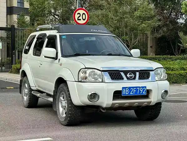 Nissan Paladin 2011