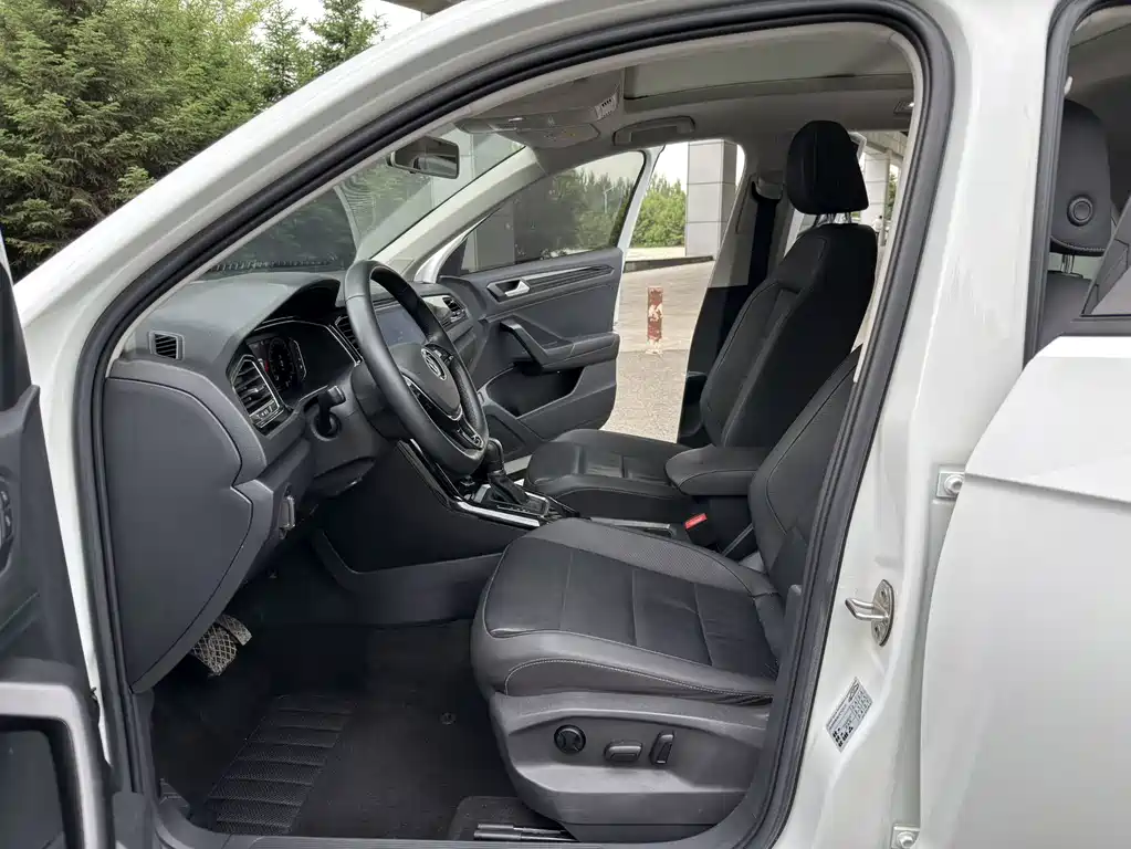 Volkswagen T-Roc 2023 — фото 9