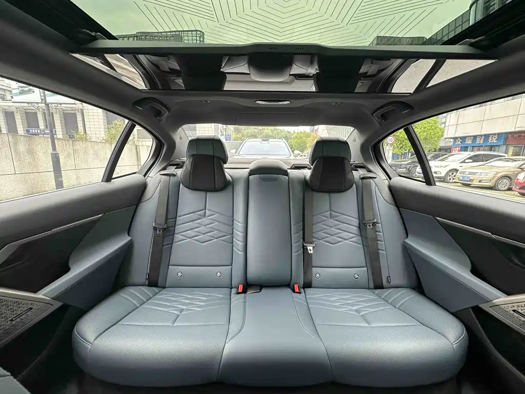 BMW 5 Series 2025 — фото 14