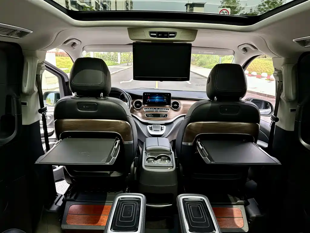 Mercedes-Benz V-Class 2021 — фото 17