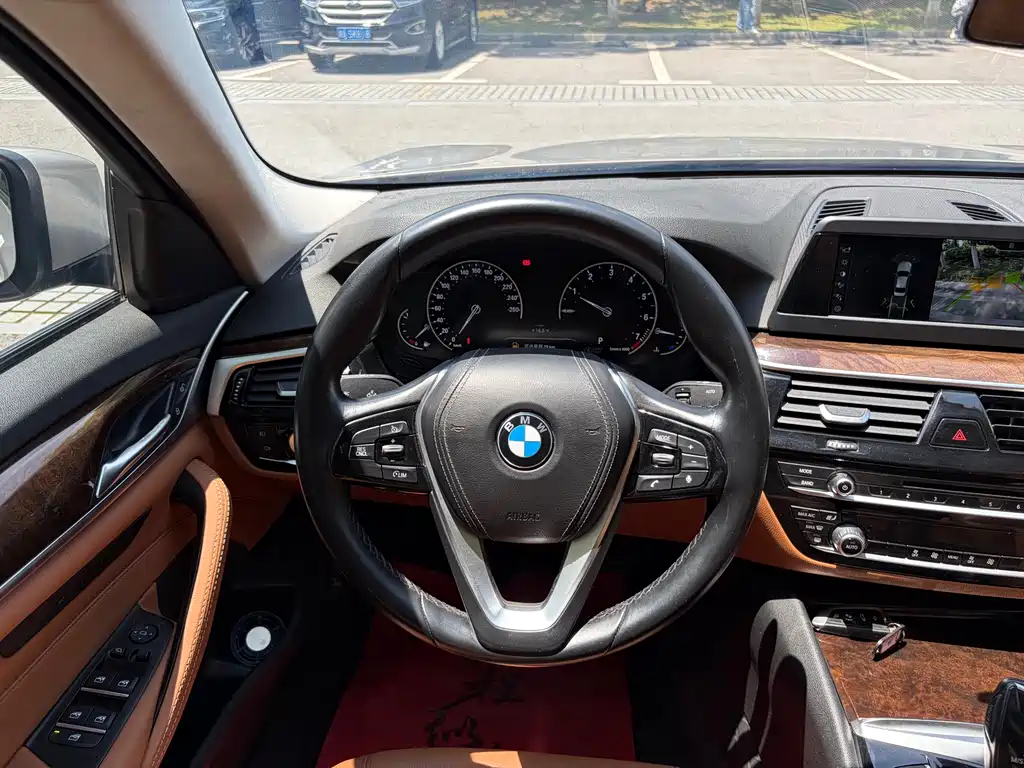 BMW 5 Series 2018 — фото 11