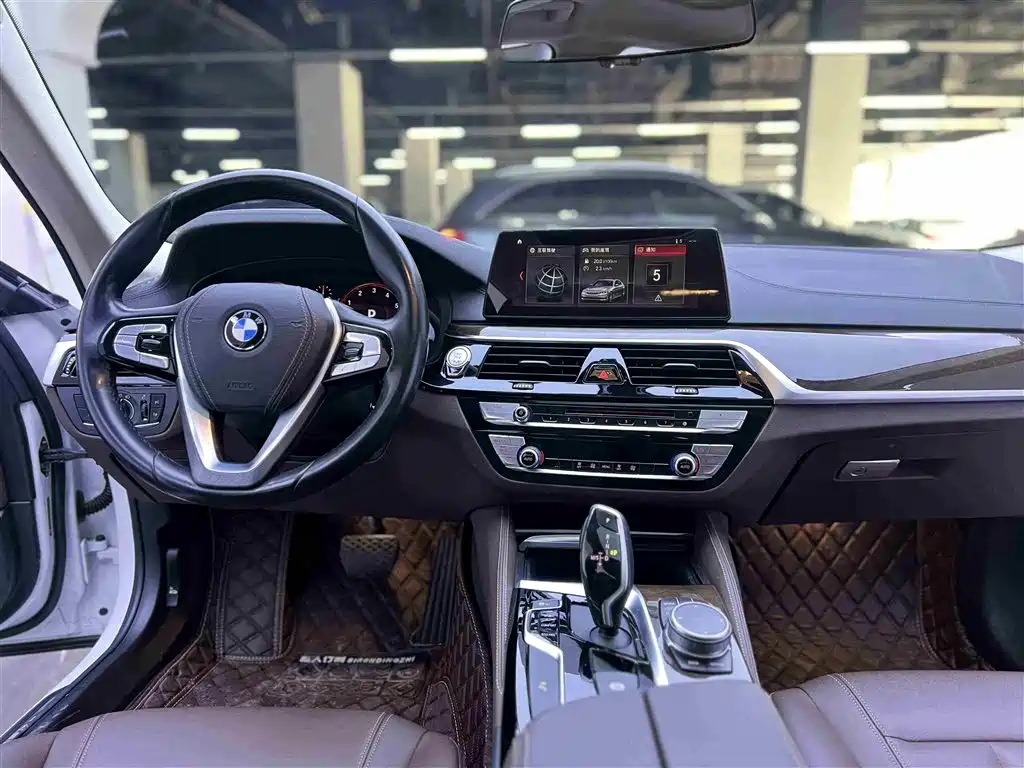 BMW 5 Series 2019 — фото 15