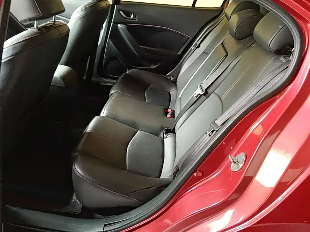 Mazda 3 Axela 2018 — фото 17