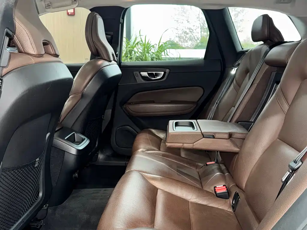 Volvo XC60 2020 — фото 19
