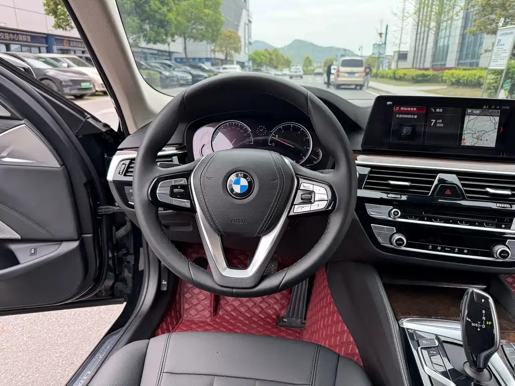 BMW 5 Series 2018 — фото 17