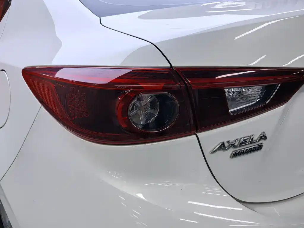 Mazda 3 Axela 2018 — фото 11