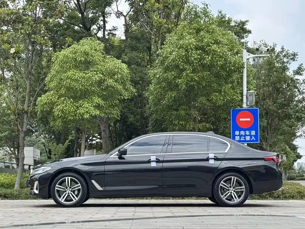 BMW 5 Series 2023 — фото 10