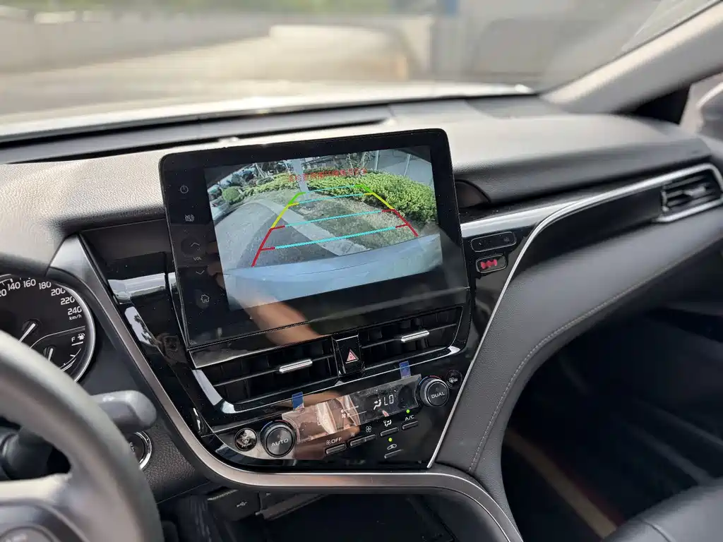 Toyota Camry 2023 — фото 13