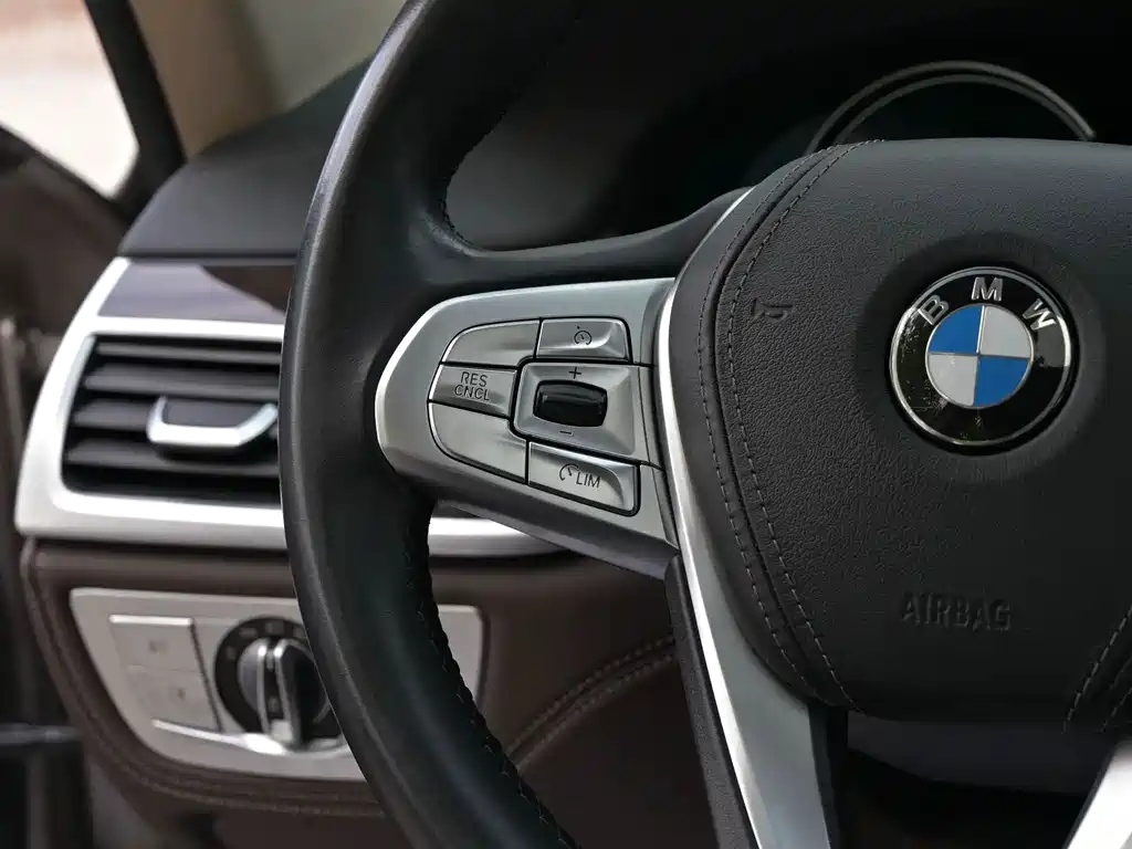 BMW 7 Series 2017 — фото 14