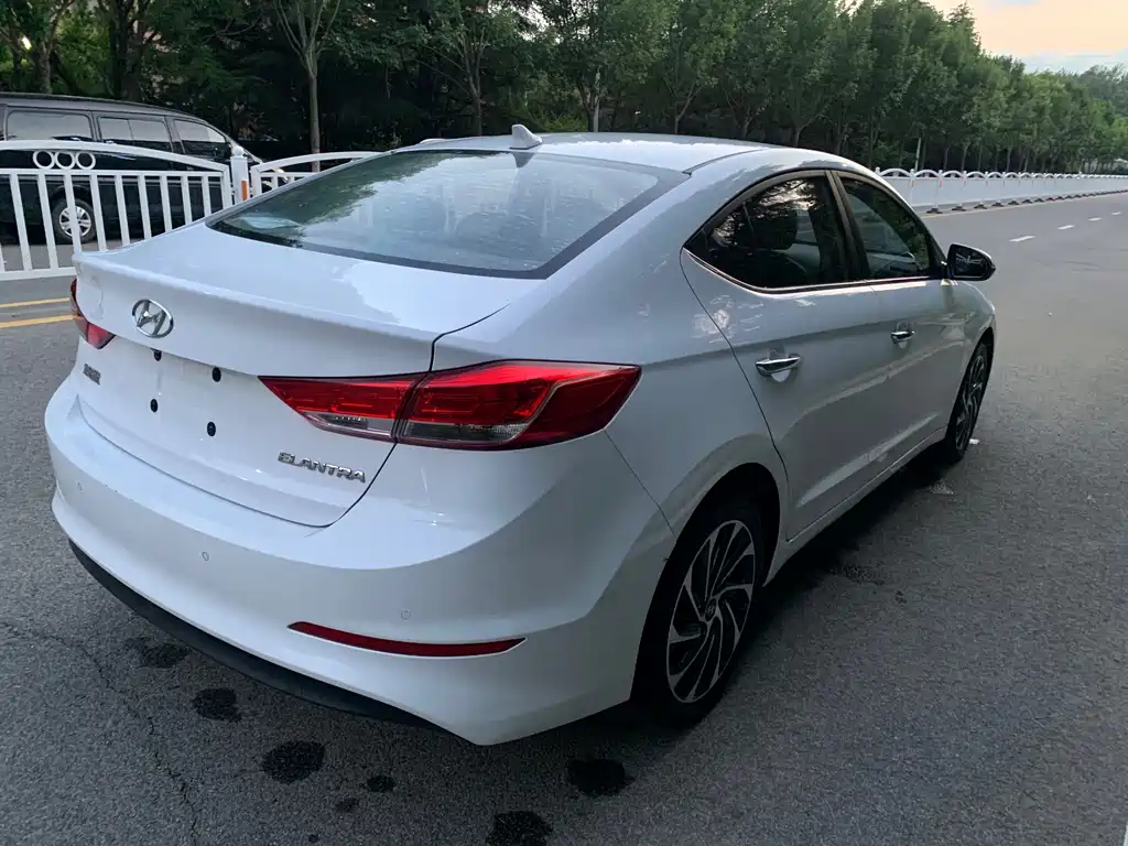 Hyundai Elantra 2019 — фото 6