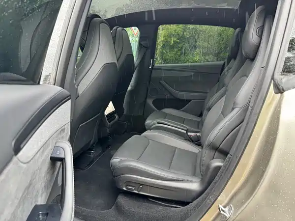 Tesla Model Y L 2025