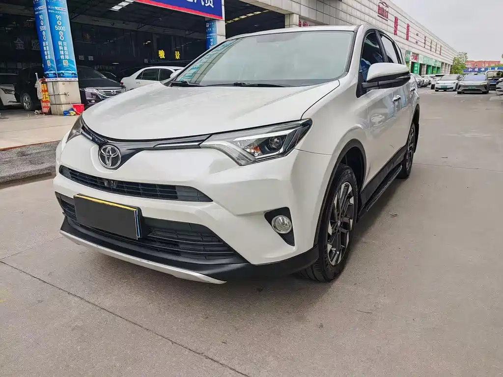 Toyota RAV4 2017 — фото 1