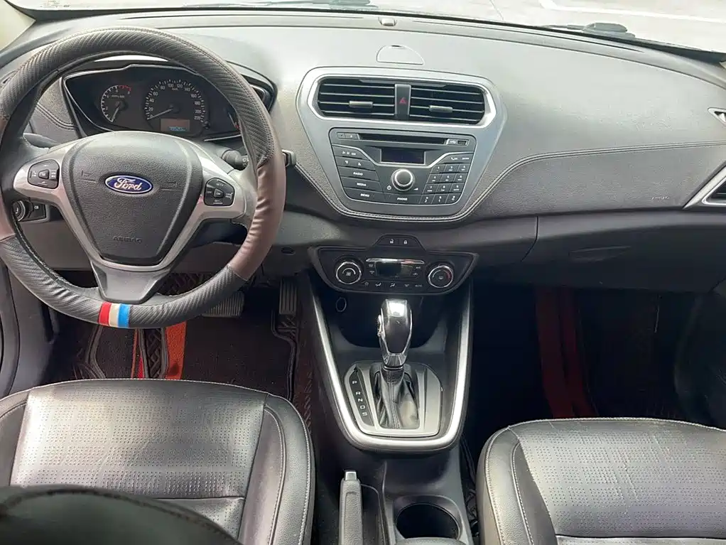 Ford Escort 2015 — фото 21