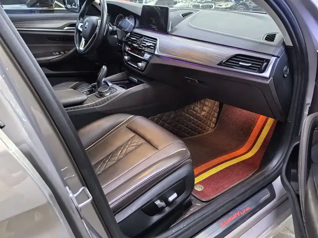 BMW 5 Series 2018 — фото 11