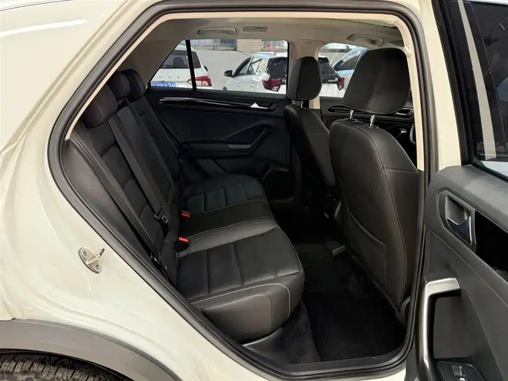 Volkswagen T-Roc 2023 — фото 7