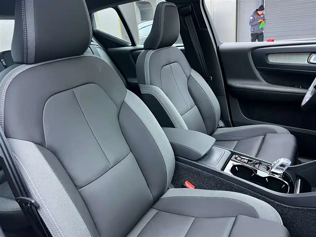 Volvo XC40 2024 — фото 25