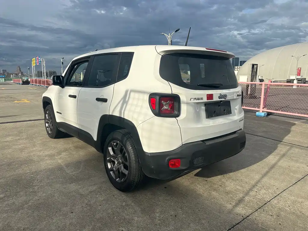 Jeep Renegade 2017 — фото 8