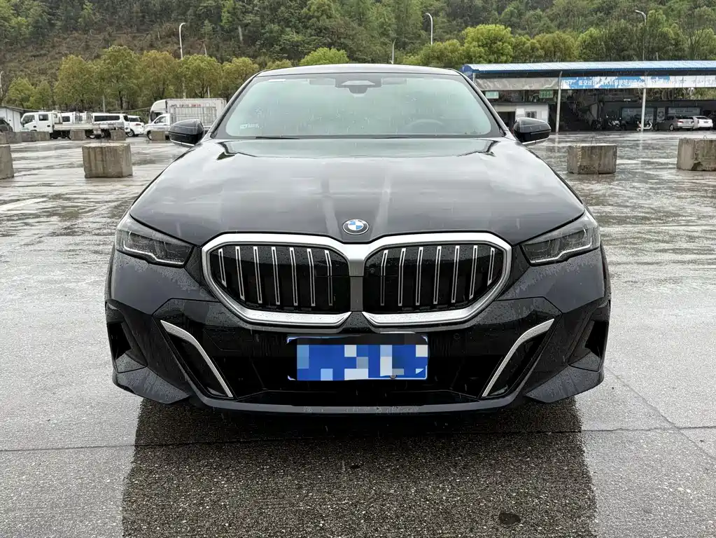 BMW 5 Series 2025 — фото 2
