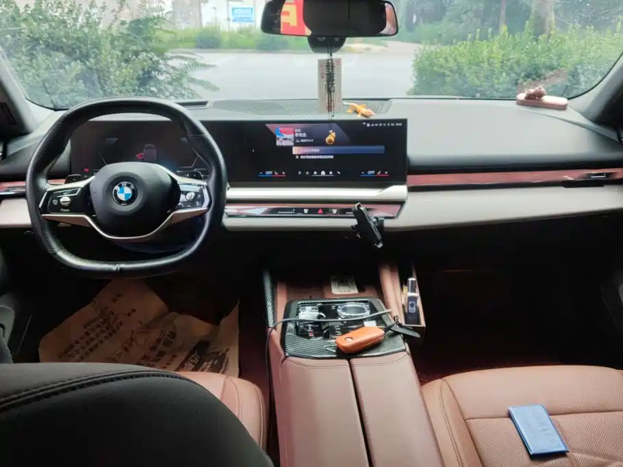 BMW 5 Series 2025 — фото 12