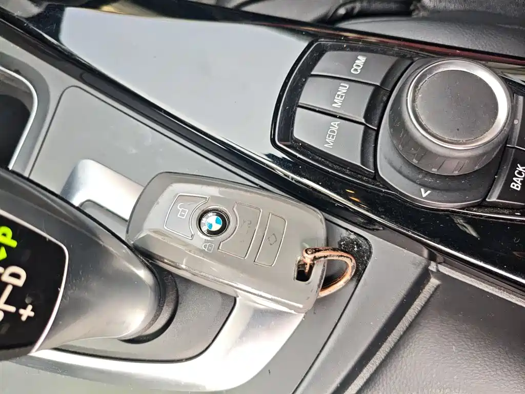 BMW 3 Series 2018 — фото 9