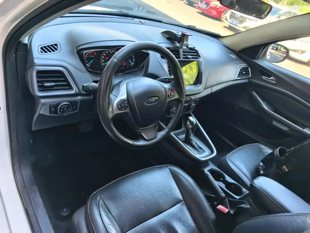 Ford Escort 2017 — фото 10