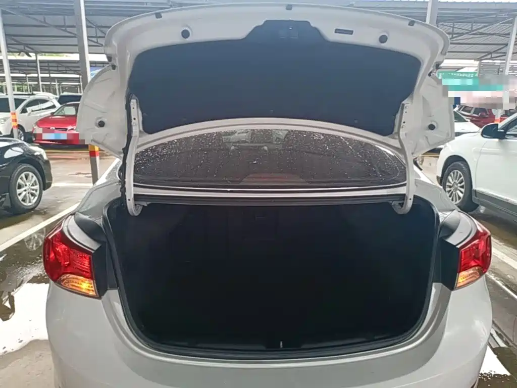 Hyundai Elantra 2016 — фото 19