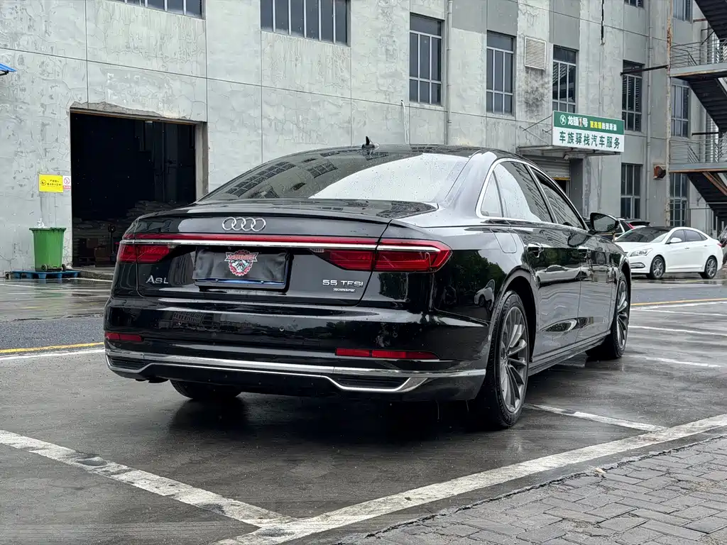 Audi A8 2018 — фото 12