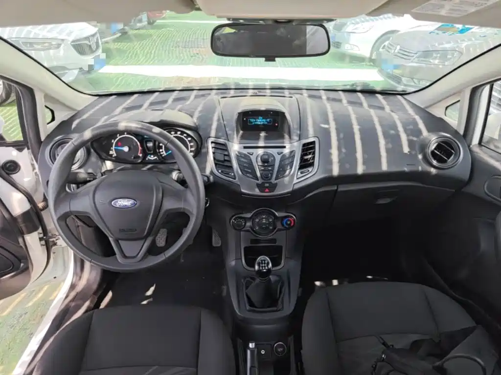 Ford Fiesta 2016 — фото 10