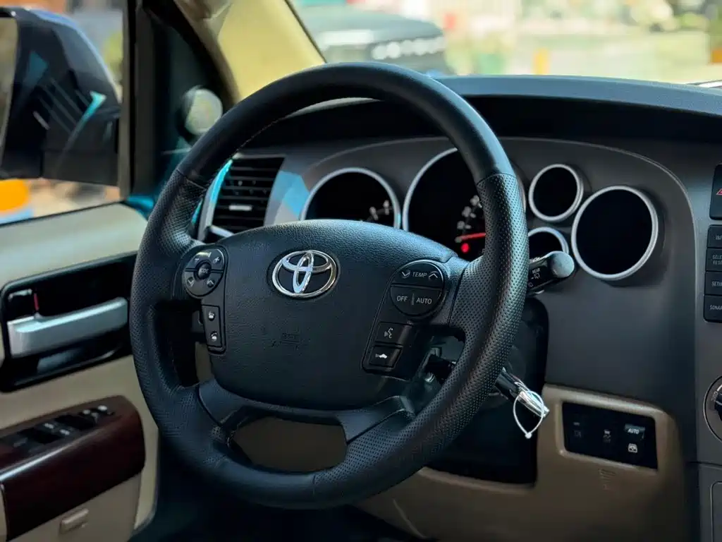 Toyota Sequoia 2012 — фото 14