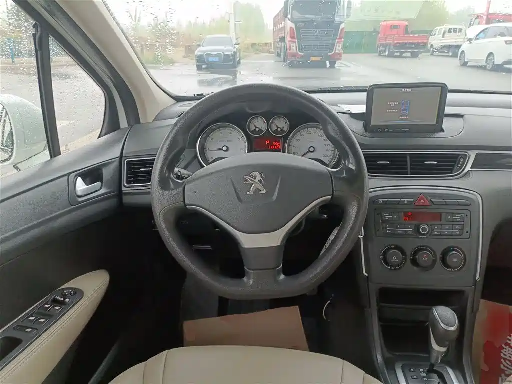 Peugeot 308 2015 — фото 11