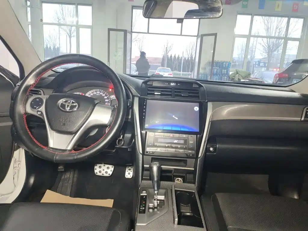 Toyota Camry 2015 — фото 10