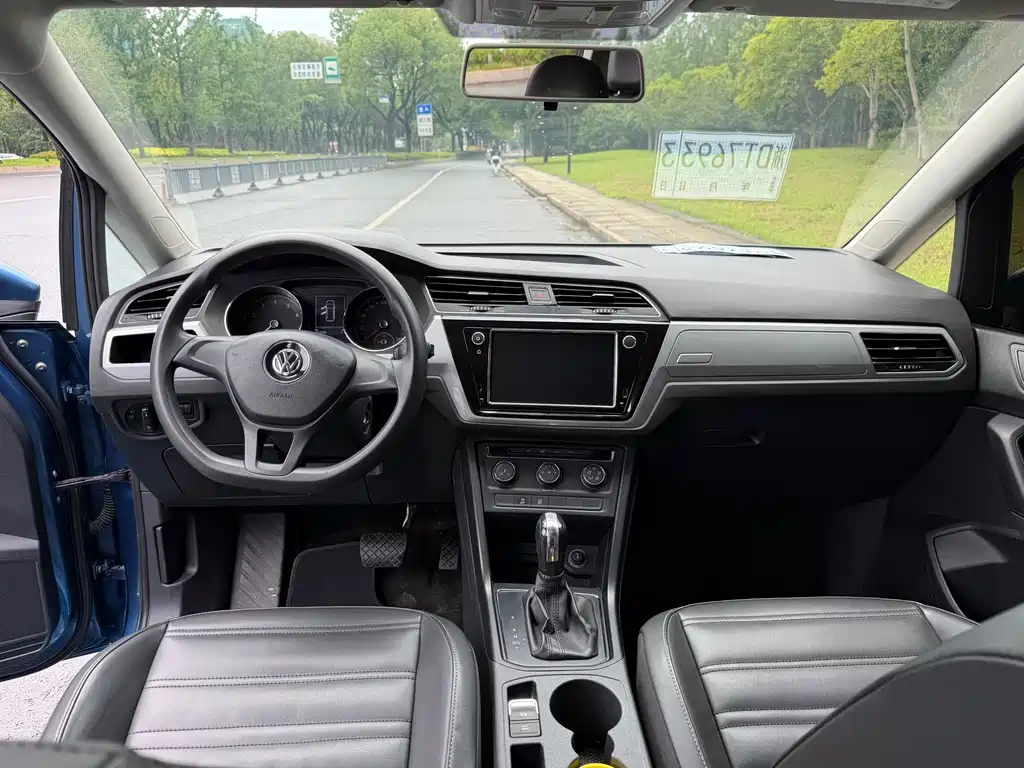 Volkswagen Touran 2018 — фото 12