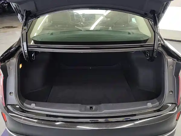 Hongqi E-QM5 2024