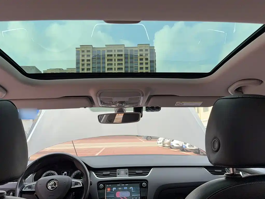 Skoda Octavia 2018 — фото 15
