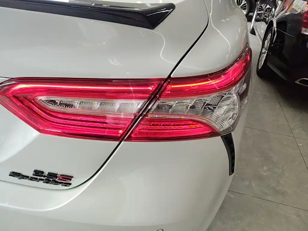 Toyota Camry 2023 — фото 8