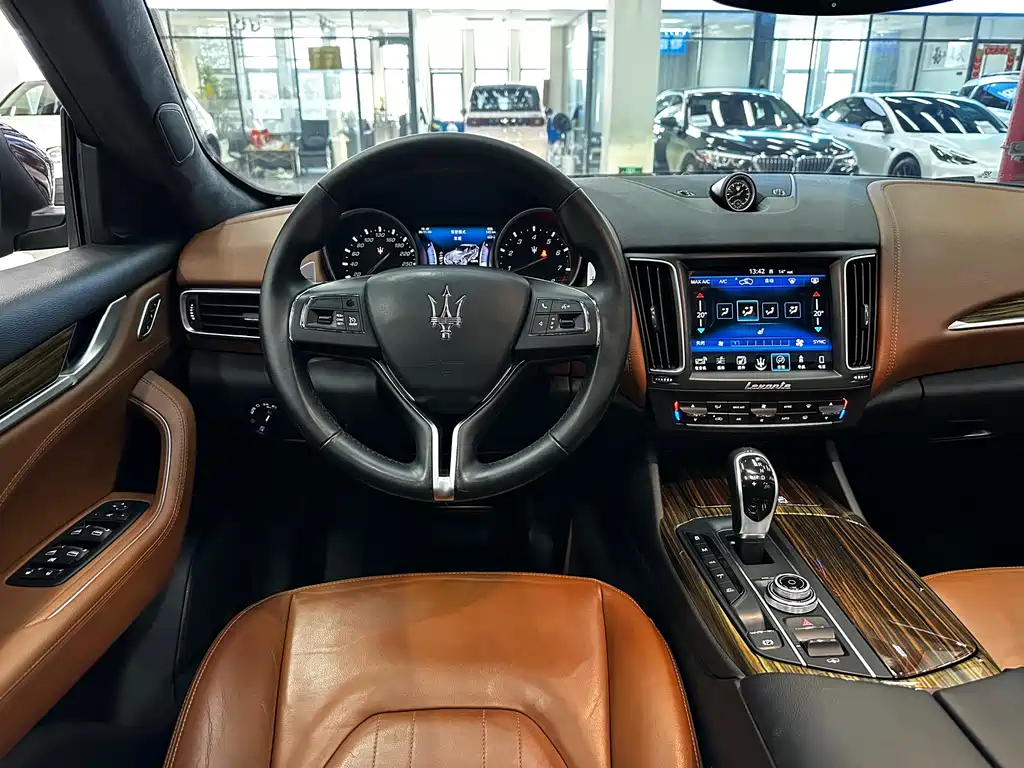 Maserati Levante 2017 — фото 16