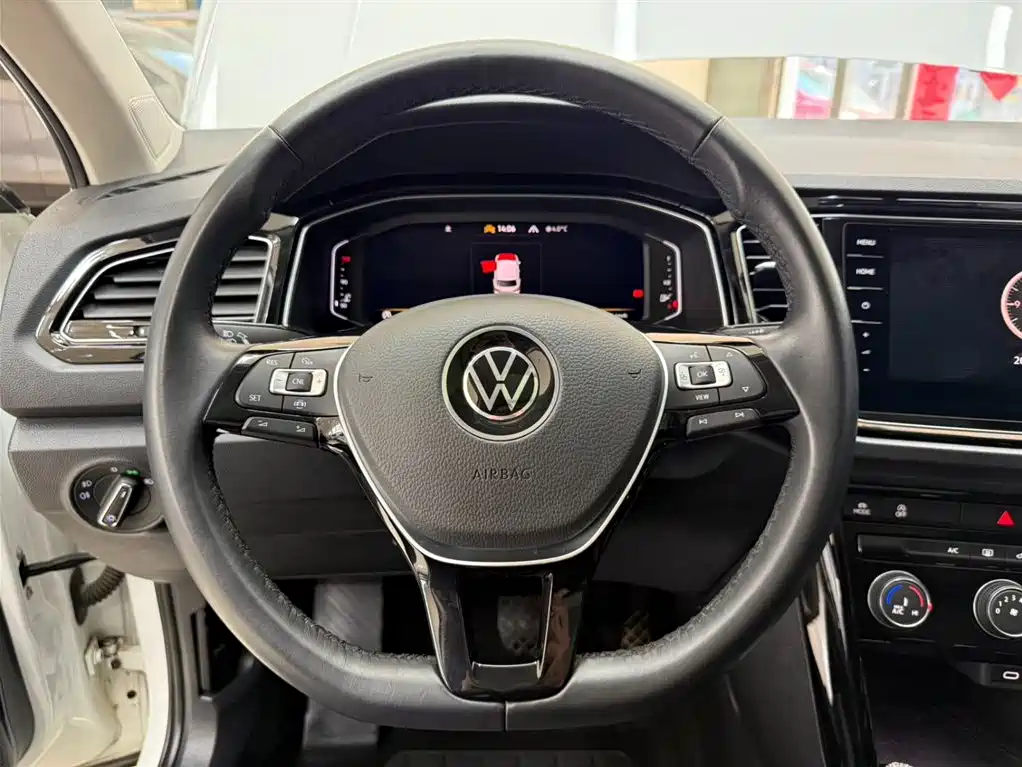 Volkswagen T-Roc 2023 — фото 13